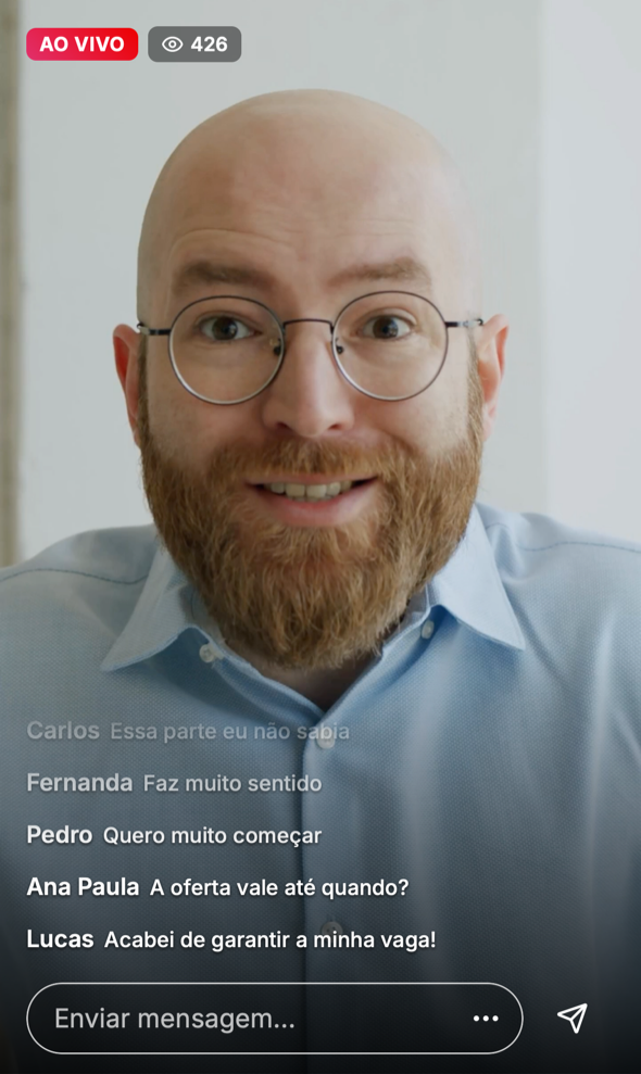Sala Live no celular tocando, com o chat por cima do vídeo
