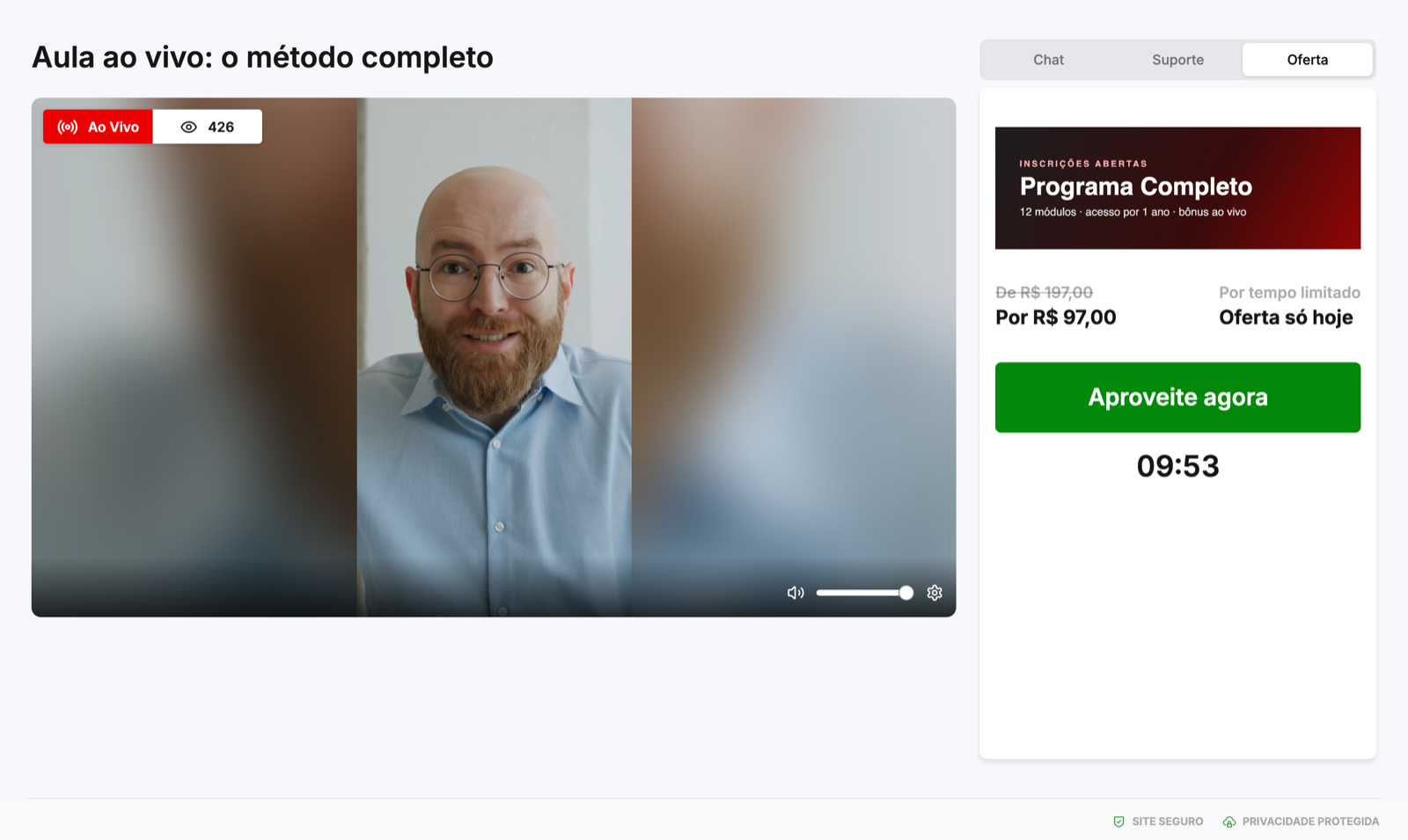 Webinar vertical no computador: vídeo centralizado com as laterais desfocadas e a oferta ao lado